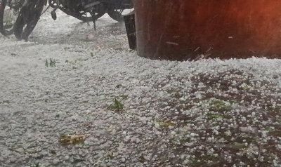 धनबाद में जमकर पड़े ओले, रणधीर वर्मा चौक पर कश्मीर जैसा नजारा