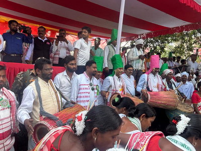 लातेहारः सरहुल महोत्सव में डीसी व बैद्यनाथ राम ने दिया पर्यावरण की रक्षा का संदेश