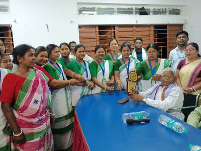 जादूगोड़ाः ओलचिकी परीक्षा में राज्य टॉपर सुमिता मुर्मू सम्मानित