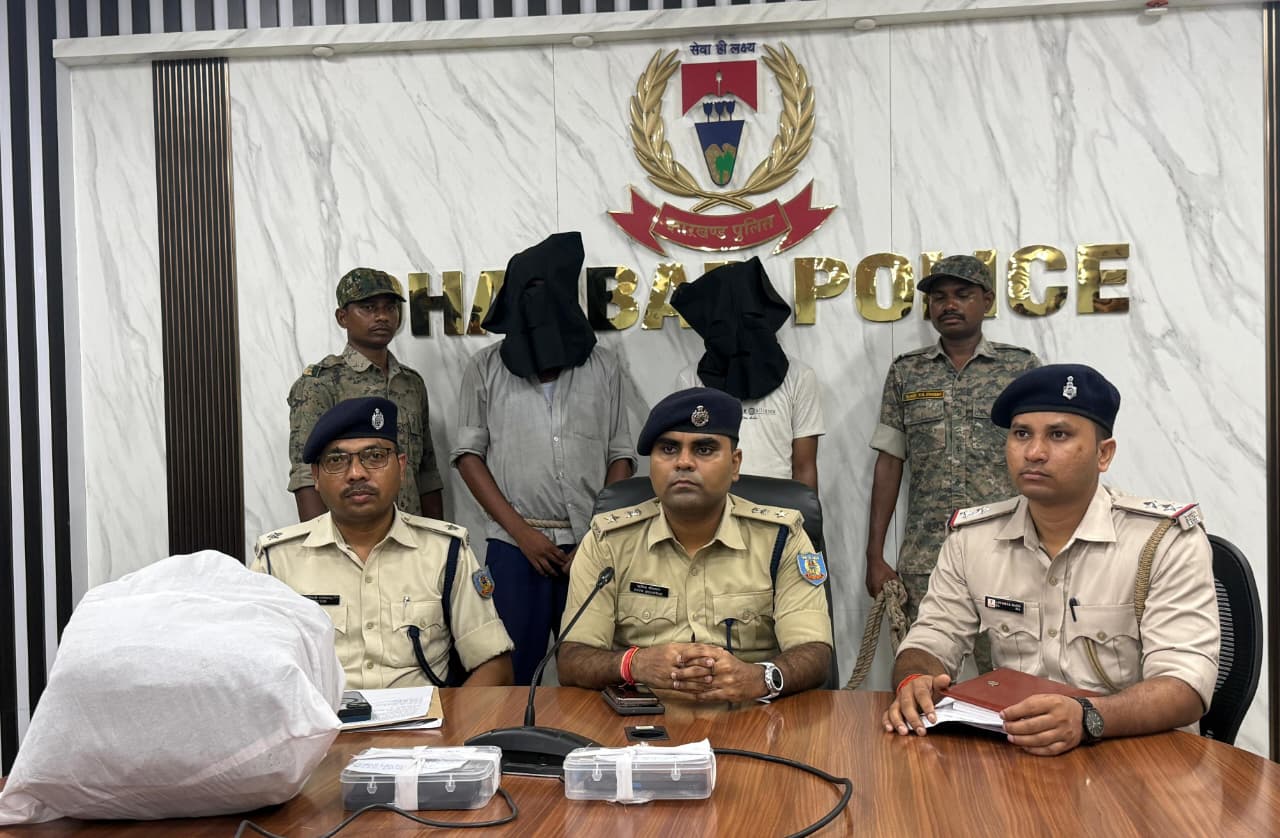 Dhanbad News : रेलवे यार्ड में गांजा तस्करी का भंडाफोड़, ट्रेन से भेजी जा रही थी खेप, दो गिरफ्तार