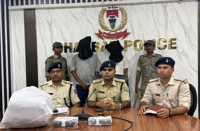 Dhanbad News : रेलवे यार्ड में गांजा तस्करी का भंडाफोड़, ट्रेन से भेजी जा रही थी खेप, दो गिरफ्तार
