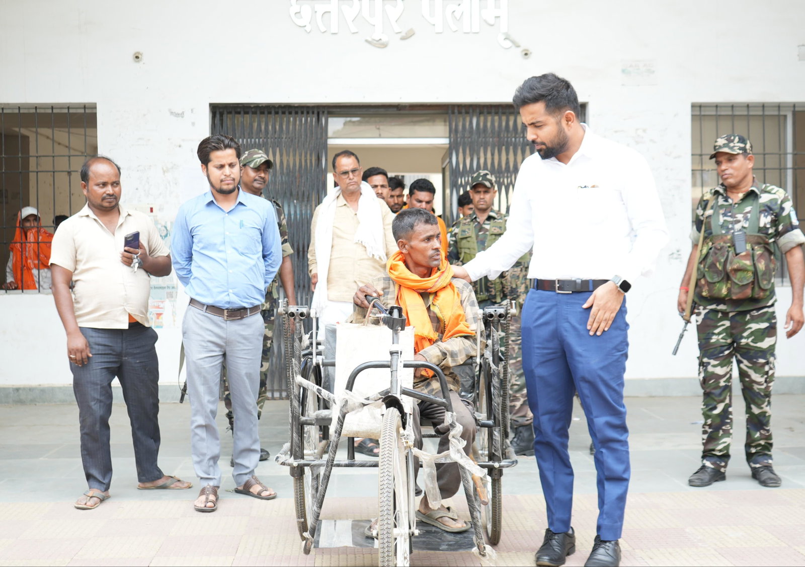 Palamu News : डीसी ने छत्तरपुर अंचल कार्यालय का किया निरीक्षण, लापरवाह कर्मियों व पंचायत सचिवों को शोकॉज