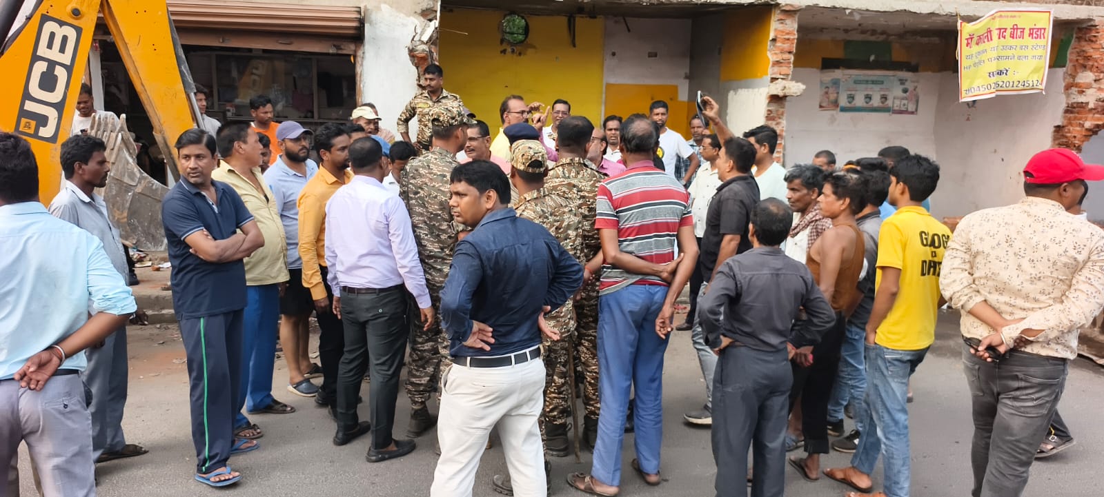 Giridih News : निगम ने चलाया अतिक्रमण हटाओ अभियान, दुकानदारों ने किया विरोध