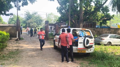 Saraikela News : राजनगर में यात्री बस के धक्के से बाइक सवार युवक की मौत