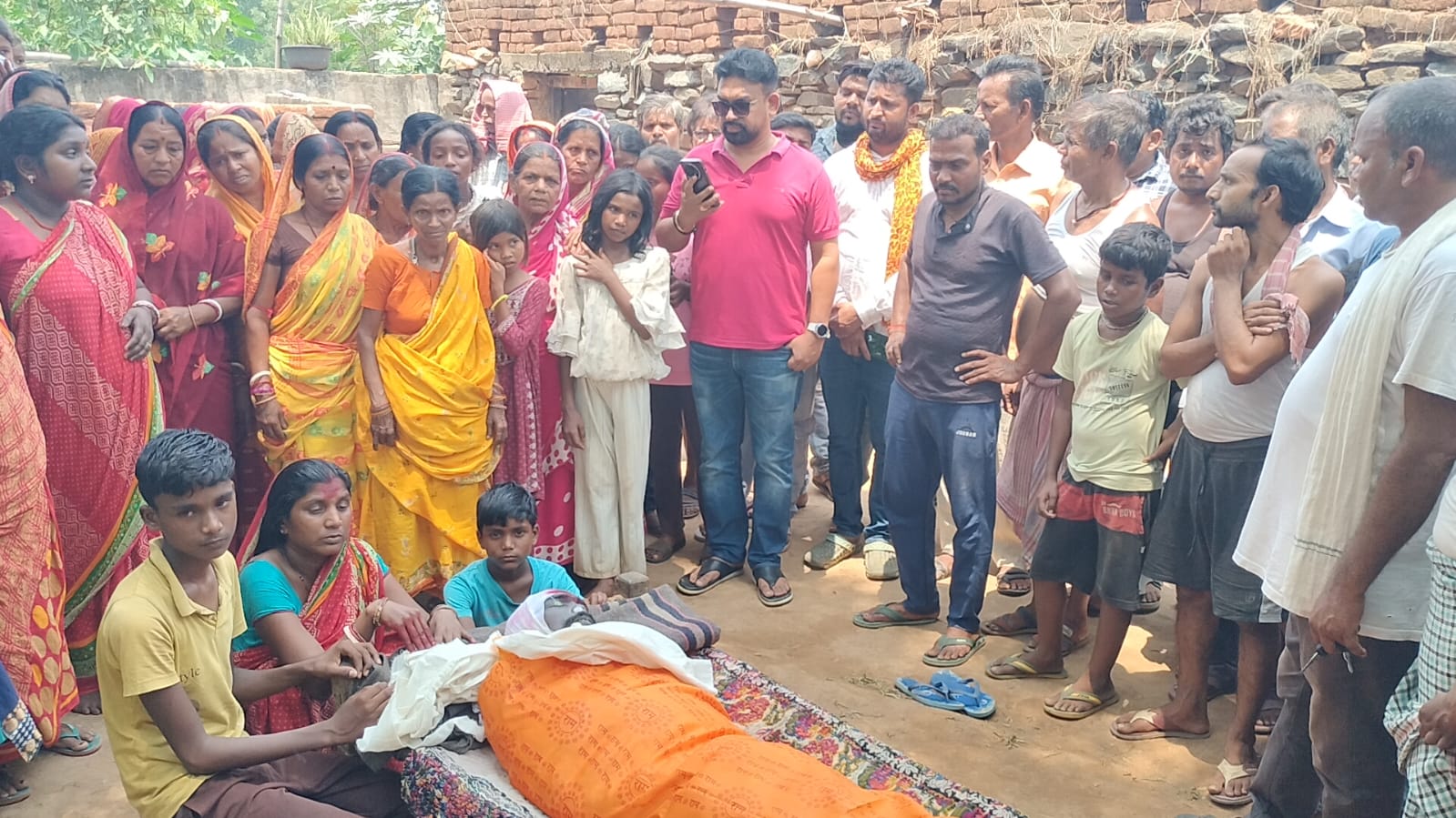 Jamtara News : तेलंगाना में मृत प्रवासी मजदूर का शव पहुंचा गांव, परिवार को मंत्री इरफान का मिला सहारा