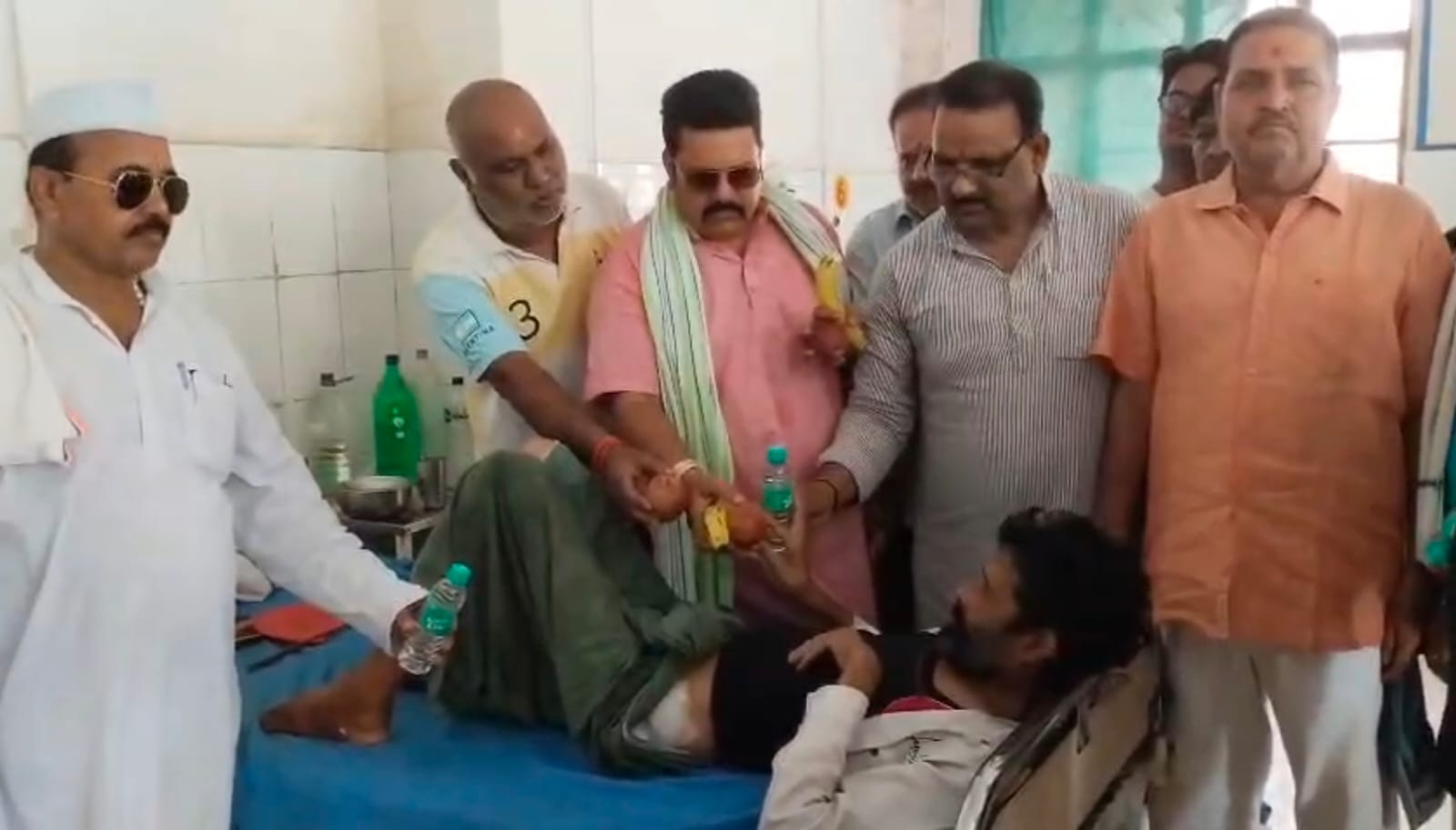 Deoghar News : राजीव गांधी की पुण्यतिथि पर कांग्रेसियों ने अस्पताल में मरीजों को बांटे फल