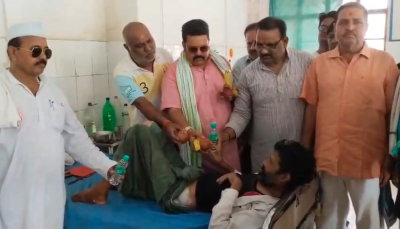 Deoghar News : राजीव गांधी की पुण्यतिथि पर कांग्रेसियों ने अस्पताल में मरीजों को बांटे फल