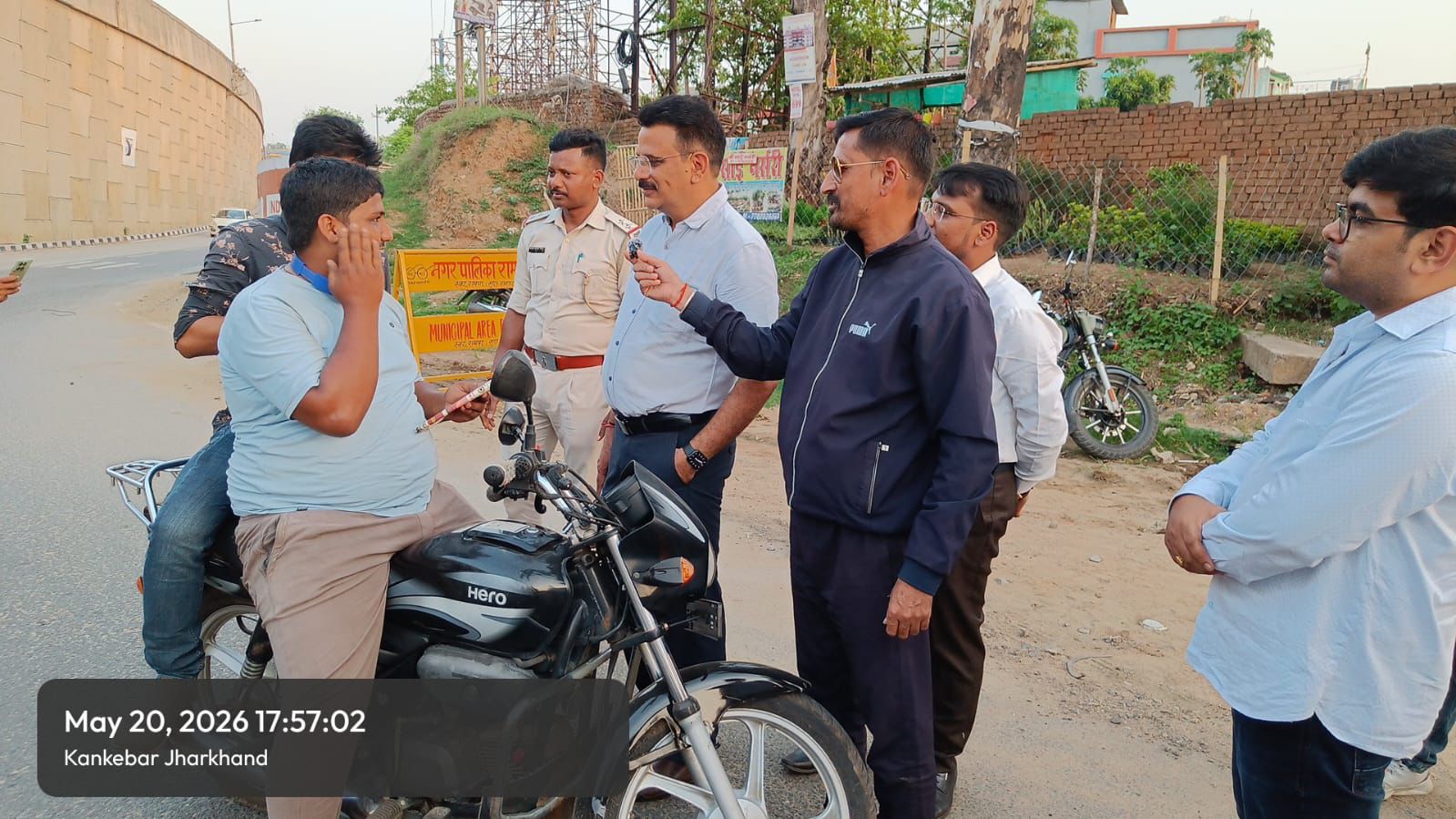Ramgarh News : डीटीओ ने चौक-चौराहों पर चलाया सड़क सुरक्षा जागरूकता अभियान
