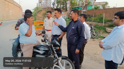 Ramgarh News : डीटीओ ने चौक-चौराहों पर चलाया सड़क सुरक्षा जागरूकता अभियान