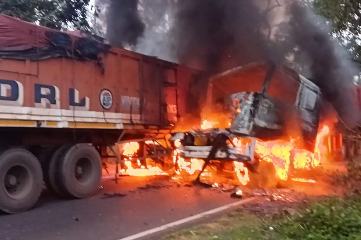 Jamshedpur News : चाकुलिया में दो ट्रेलरों की भिड़ंत के बाद लगी आग, बाल-बल बचे चालक