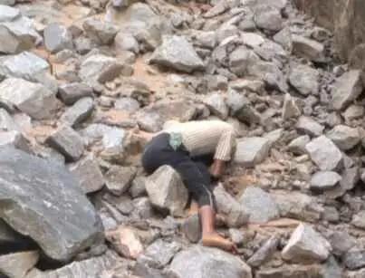 Koderma News : पत्थर खदान से युवक का शव बरामद, हत्या की आशंका