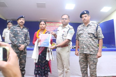 Giridih News : महिला नक्सली अनिता किस्कू ने किया सरेंडर, सरकार की 'नई दिशा' नीति के तहत होगा पुनर्वास