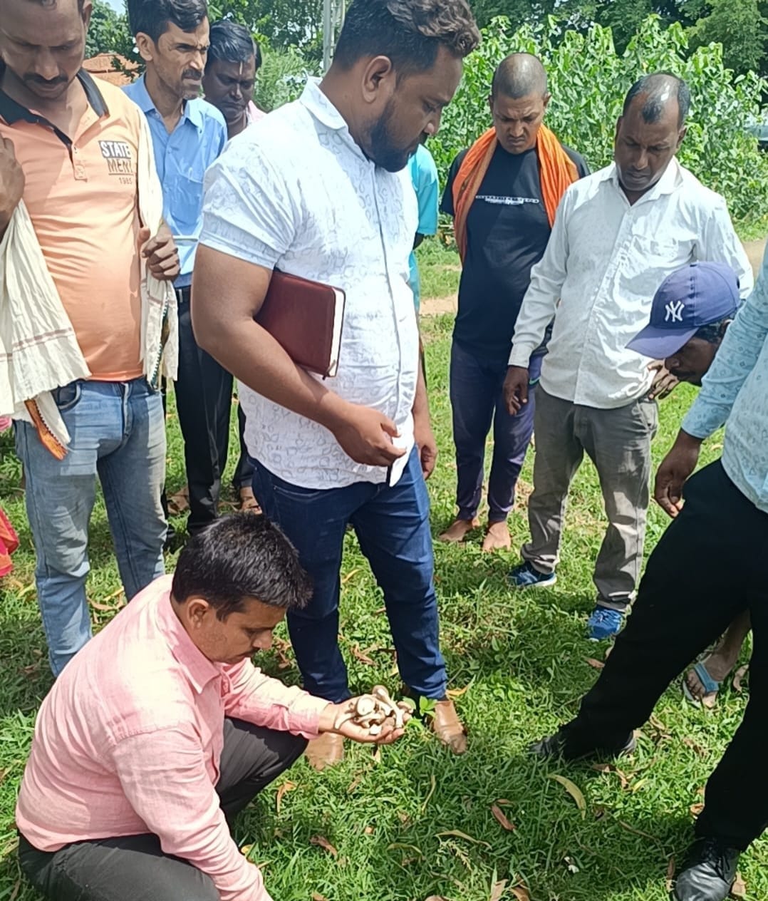 Giridih News : मशरूम खाने से 6 लोगों के बीमार होने के बाद जागा प्रशासन, गांव पहुंची फूड सेफ्टी की टीम