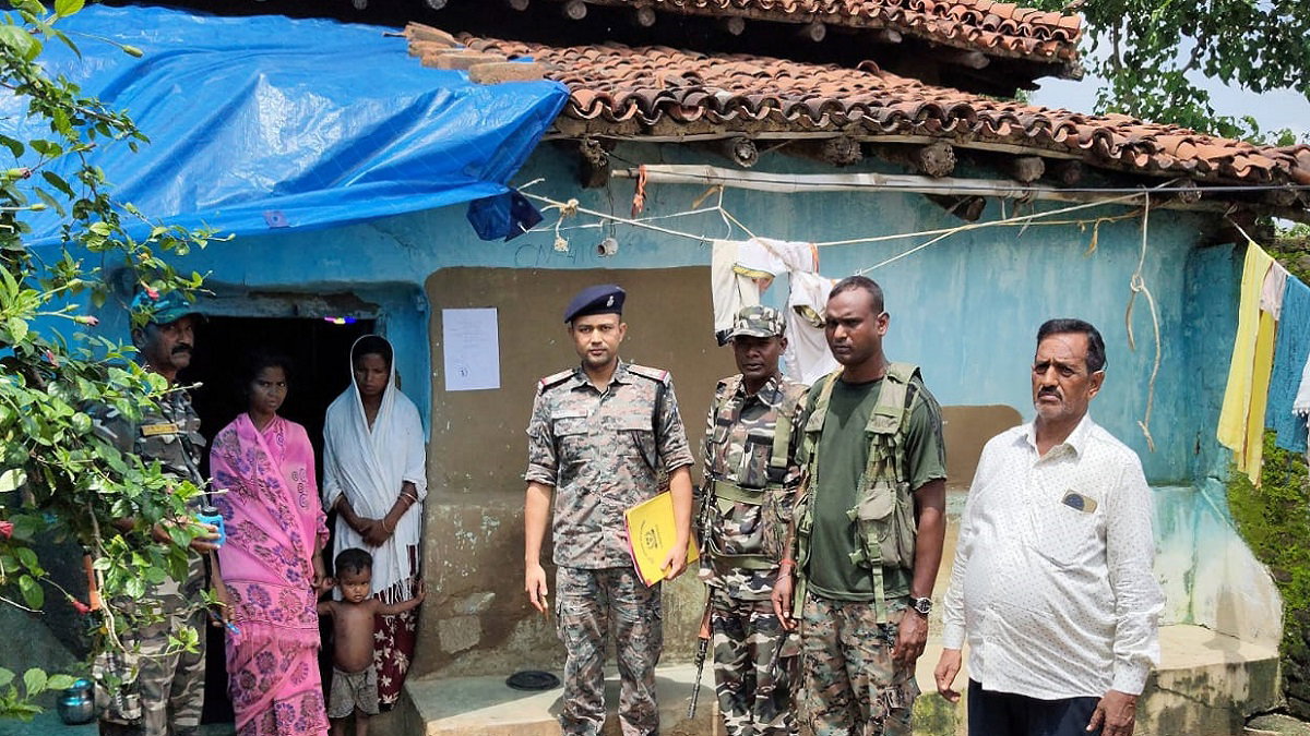 Latehar News : पुलिस ने फरार नक्सली के घर पर चिपकाया इश्तेहार