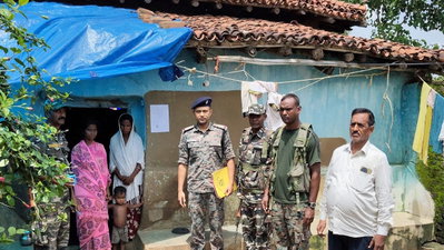 Latehar News : पुलिस ने फरार नक्सली के घर पर चिपकाया इश्तेहार