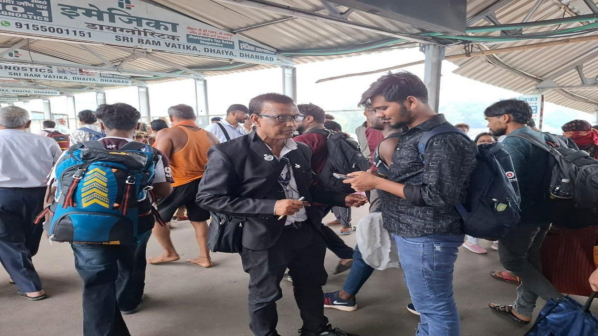 Dhanbad News : धनबाद स्टेशन पर टिकट चेकिंग अभियान, 48 यात्री पकड़ाए