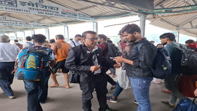 Dhanbad News : धनबाद स्टेशन पर टिकट चेकिंग अभियान, 48 यात्री पकड़ाए