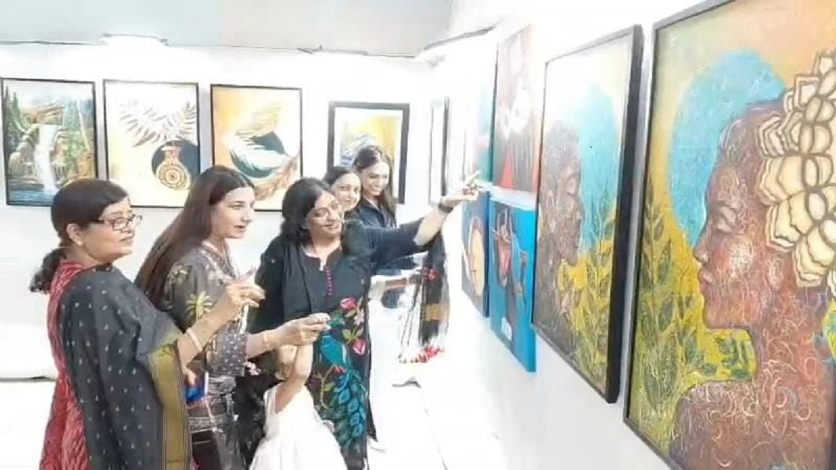 Dhanbad News : धनबाद में पहली बार लगी राष्ट्रीय कला प्रदर्शनी, 21 कलाकारों की पेंटिंग्स बनीं आकर्षण