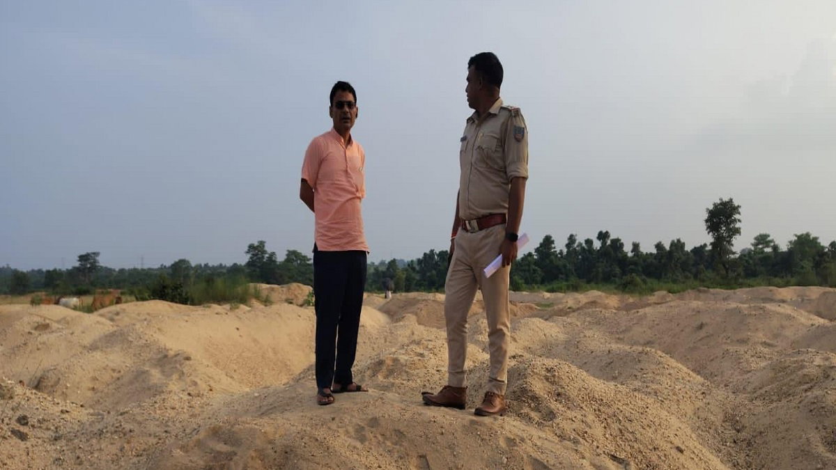 Saraikela News : कुकड़ू में अवैध बालू खनन पर कार्रवाई, 5 हजार सीएफटी बालू जब्त