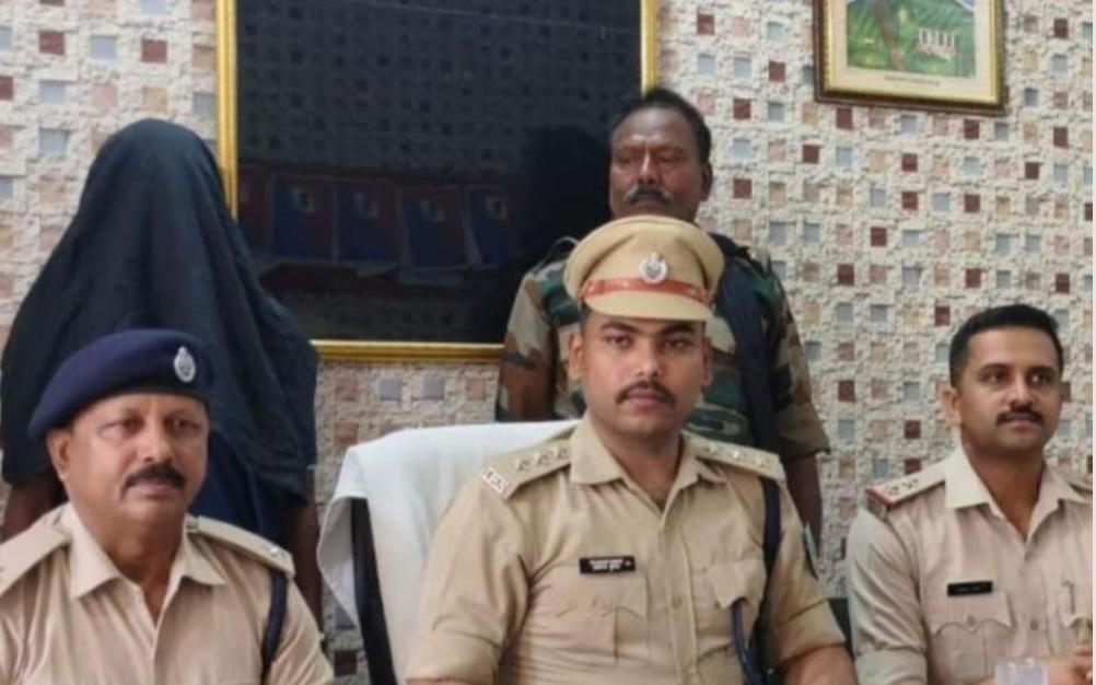 Palamu News : लेवी के लिए दो हाइवा में आग लगाने का आरोपी गिरफ्तार, जेल भेजा गया