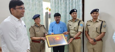 Latehar News : डीजीपी ने पुलिस अधिकारियों संग की बैठक, उपलब्धियों के लिए एसपी की सराहना