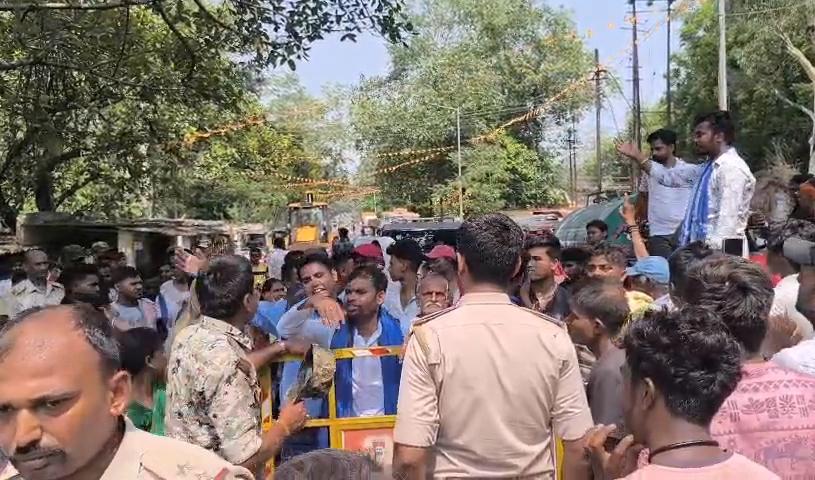 Dhanbad News : अंगारपथरा में भू-धंसान से दहशत, एक घर ध्वस्त, सड़क व कई मकानों में दरार