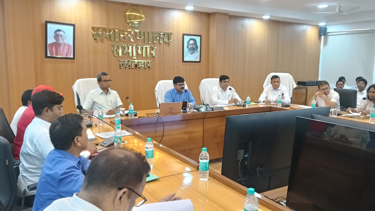 Latehar News : काम में तेजी लाकर लंबित योजनाओं को जल्द पूरा करें- डीसी