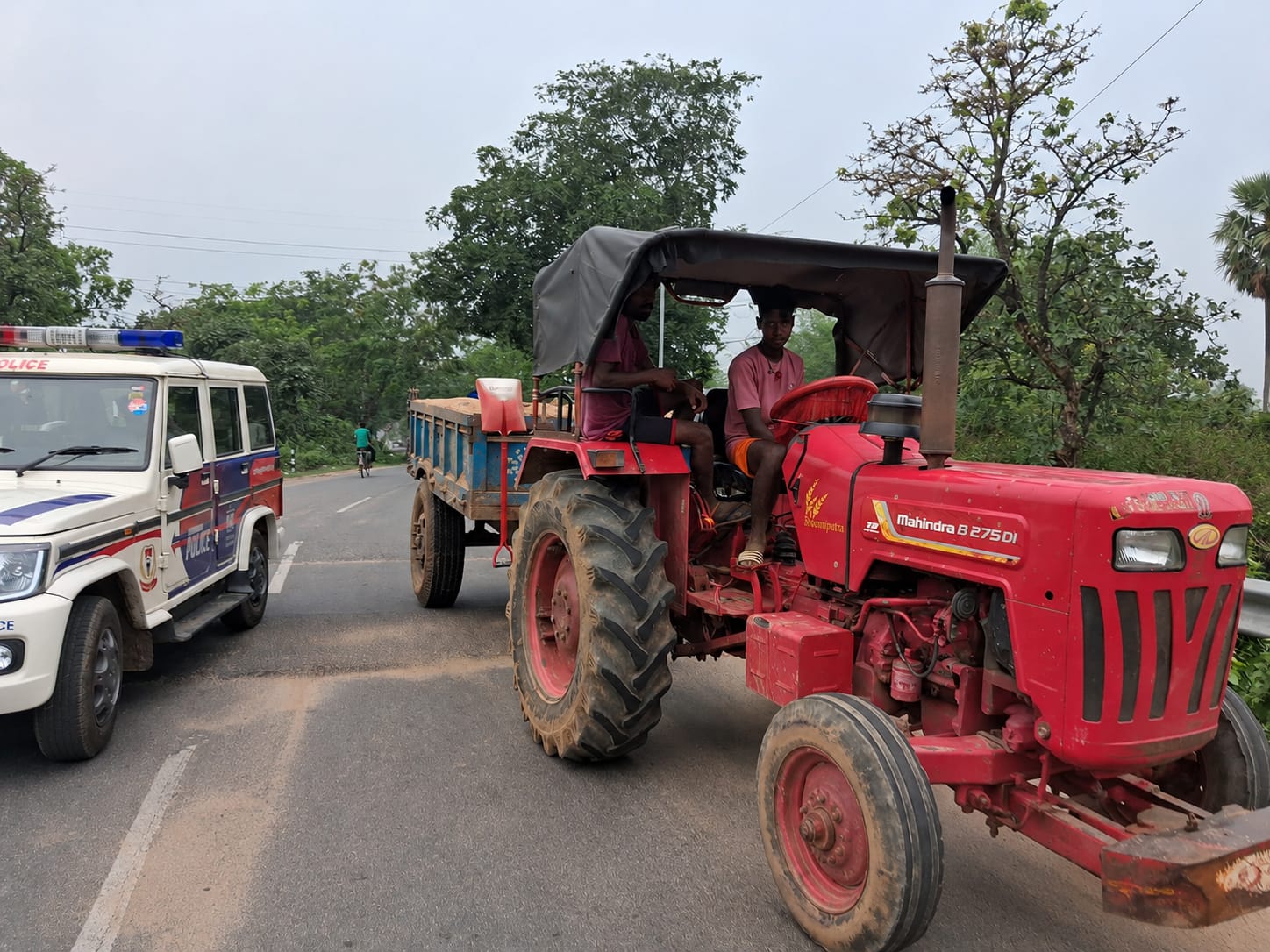 Jamtara News : अवैध बालू लदे दो ट्रैक्टर जब्त