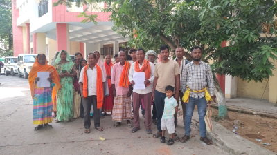 Latehar News : वन पट्टा विवाद सुलझाने की मांग लेकर कलेक्ट्रेट पहुंचे ग्रामीण