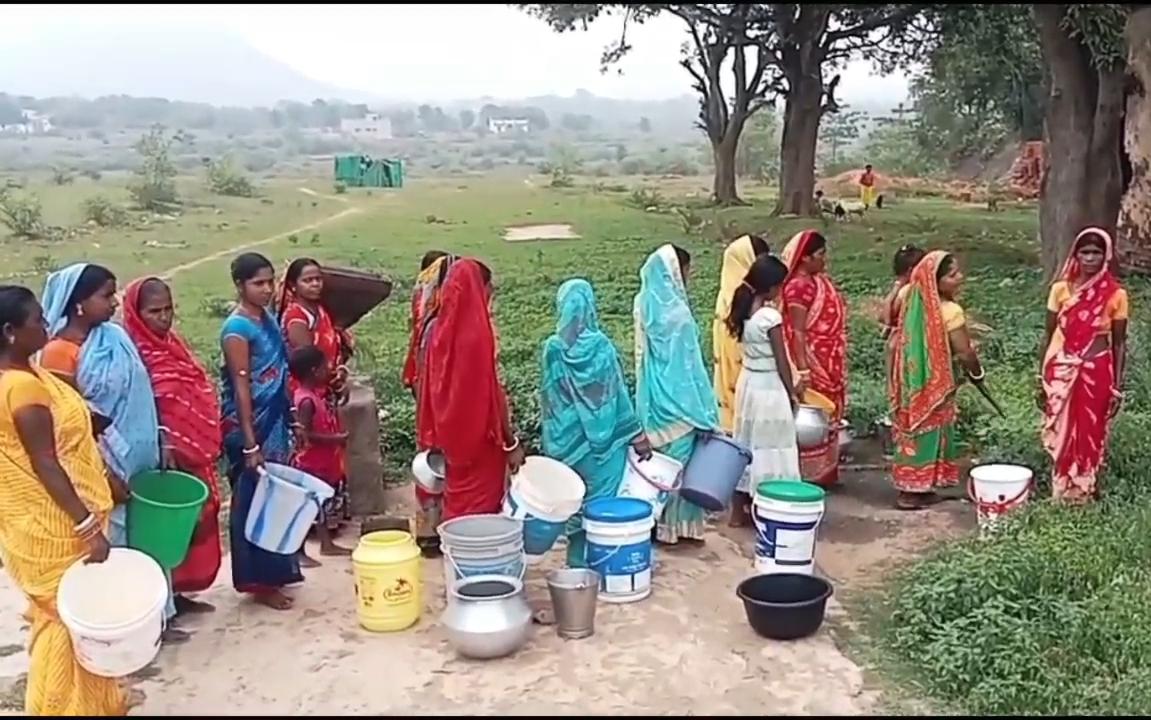Dhanbad News :भीषण गर्मी में बूंद-बूंद पानी को तरस रहे रामपुर के ग्रामीण