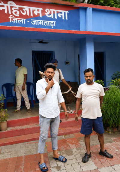 Jamtara News : मिहिजाम में अवैध शराब कारोबार का भंडाफोड़, दो तस्कर गिरफ्तार