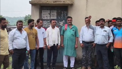 Dhanbad News : स्थानांतरण के विरोध में मजदूरों का प्रदर्शन, कोयला ट्रांसपोर्टिंग ठप