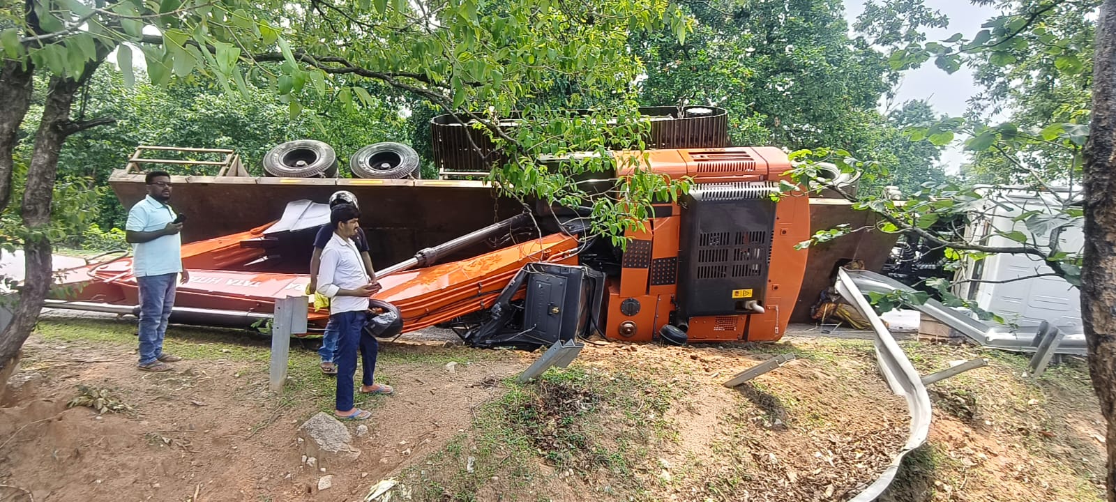 Simdega News : कोलेबिरा के पास पोकलेन लोड ट्रेलर पलटा, चालक-खलासी बाल-बाल बचे