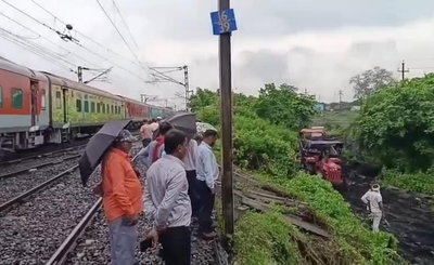 Dhanbad News : सोनारडीह केबिन के समीप रेलवे ट्रैक के पास बना गोफ, हड़कंप