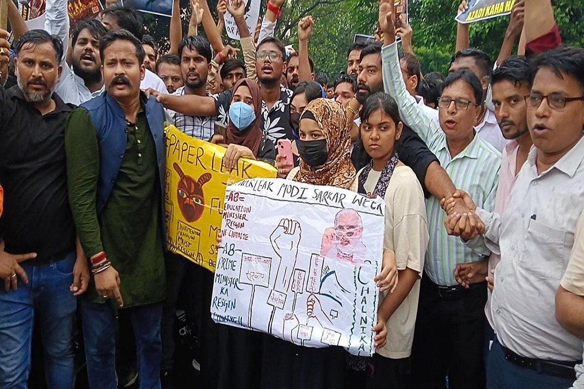Dhanbad News : मशाल लेकर सड़कों पर उतरे छात्र, केंद्र सरकार के खिलाफ किया प्रदर्शन