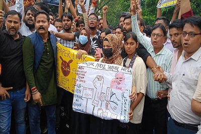 Dhanbad News : मशाल लेकर सड़कों पर उतरे छात्र, केंद्र सरकार के खिलाफ किया प्रदर्शन