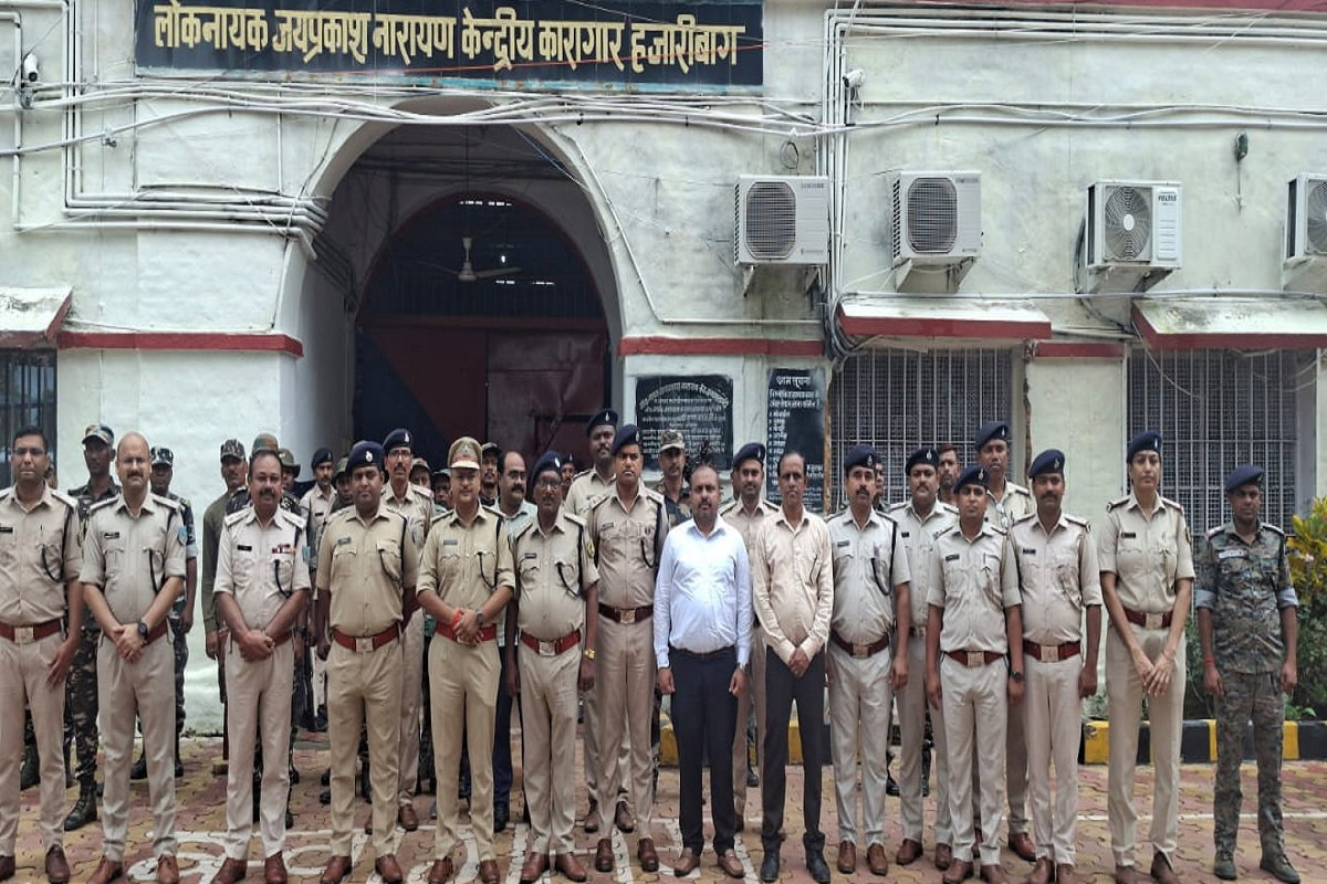 Hazaribagh News : एसपी ने पुलिस अधिकारियों के साथ जेपी केंद्रीय कारा का किया औचक निरीक्षण, सुरक्षा पर जोर