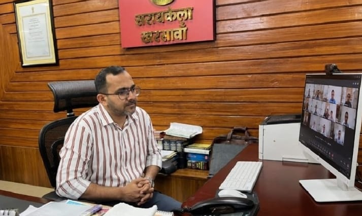 Seraikela News : अवैध बालू उत्खनन पर रोक को NGT नियमों का पालन सुनिश्चित करें- DC