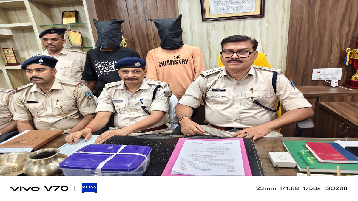 Bokaro News : घर का ताला तोड़कर चोरी मामले में 2 आरोपी गिरफ्तार, बाइक व बर्तन बरामद