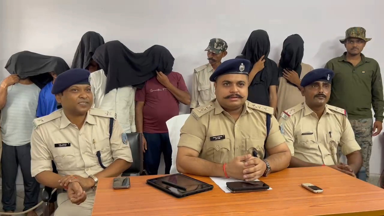 Chatra News : वाट्सएप पर आती थी तस्वीर, ग्राहकों को होटल में परोसी जाती थीं लड़कियां