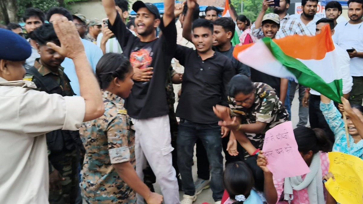 Gumla News : सीएम हेमंत का पुतला दहन करने जा रहे छात्रों की पुलिस से झड़प, छात्र नेता हिरासत में
