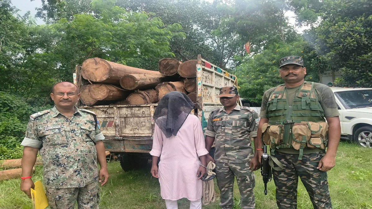 Latehar News : अवैध लकड़ी लदा मिनी ट्रक जब्त, पुलिस ने आरोपी को भेजा जेल