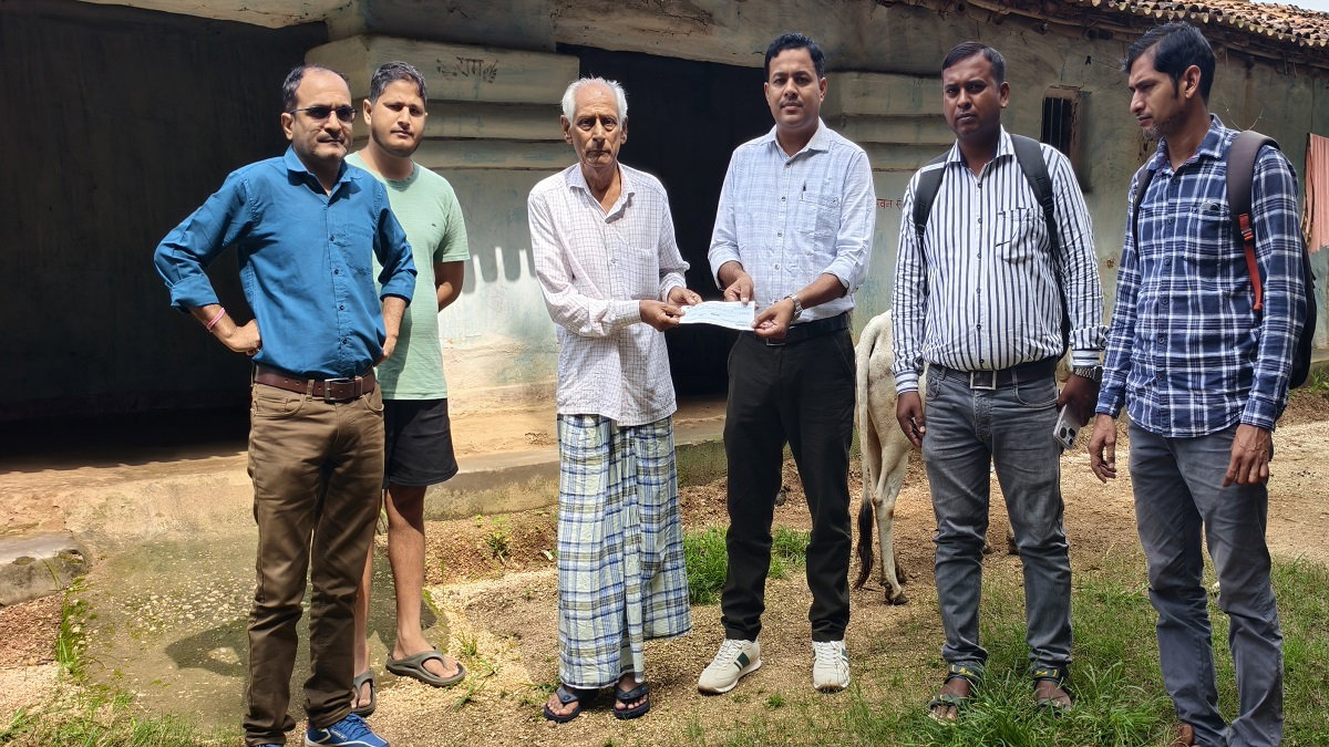 Gumla News : जंगली हाथी के हमले में मृतक के परिजनों को मिला चार लाख मुआवजा