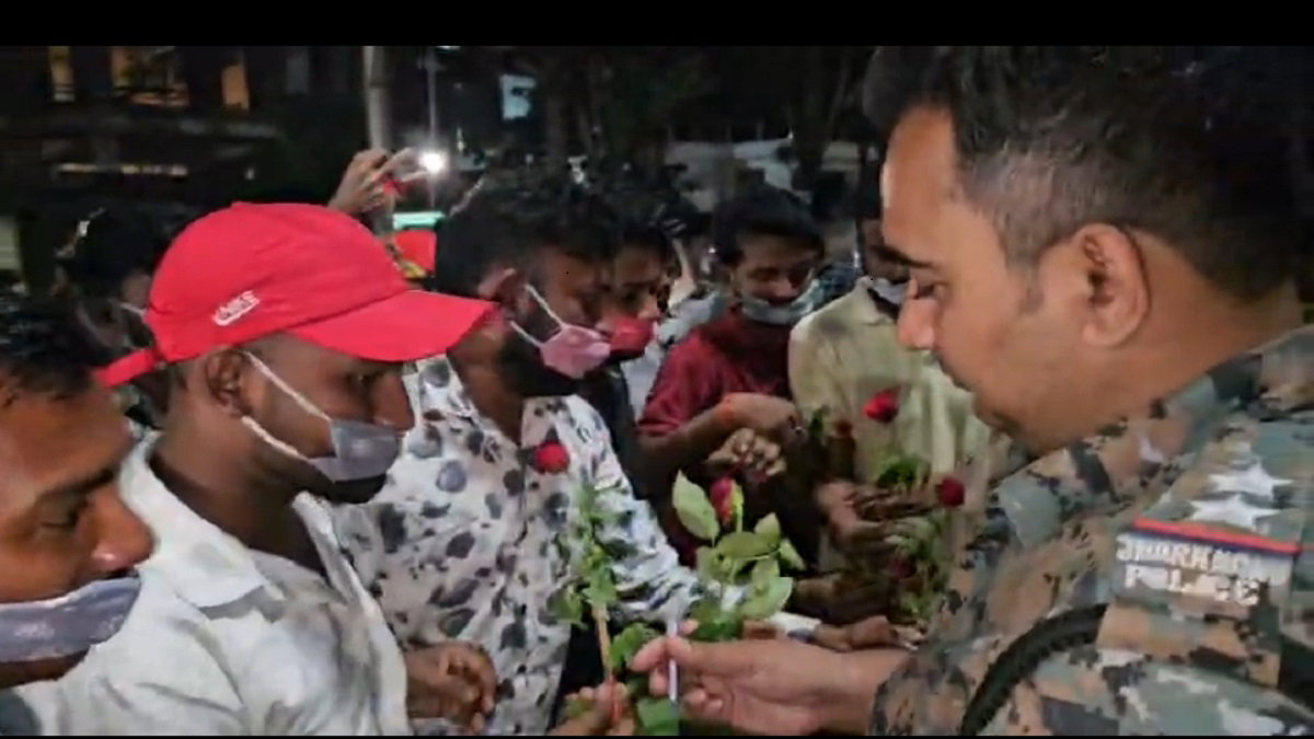 Hazaribagh News : लाठीचार्ज के विरोध में छात्रों का मौन जुलूस, पुलिस कर्मियों को दिया गुलाब फूल