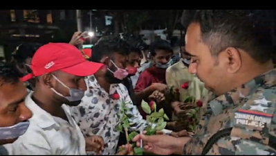Hazaribagh News : लाठीचार्ज के विरोध में छात्रों का मौन जुलूस, पुलिस कर्मियों को दिया गुलाब फूल
