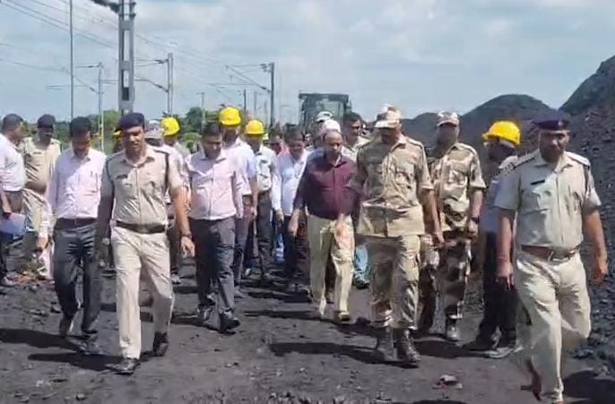 Dhanbad News : मधुबन रेलवे साइडिंग में मालगाड़ी बेपटरी होने के बाद डीआरएम ने किया निरीक्षण