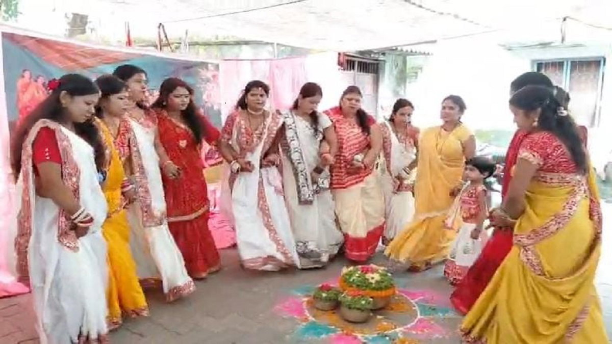 Dhanbad News : कोयलांचल में करम पर्व की धूम, ‘आपन करम, भायेक धरम…’ गीत पर झूमीं बहनें