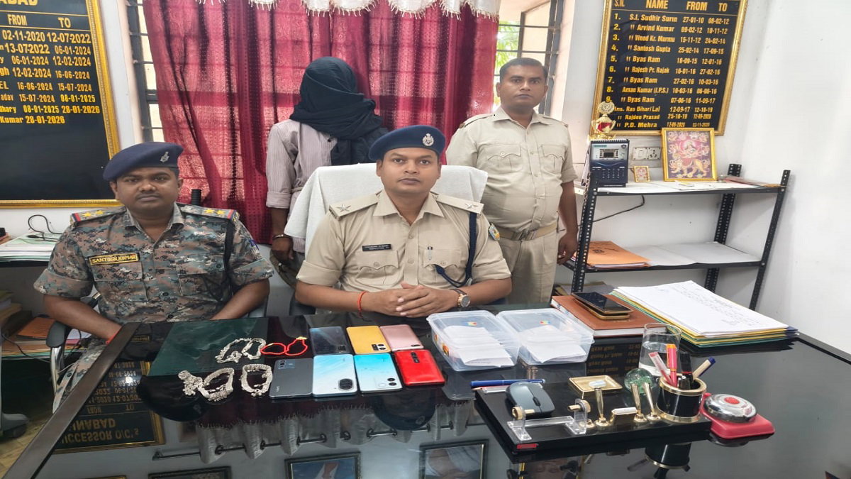 Palamu News : पलामू के हुसैनाबाद में चोरी के 8 मोबाइल व जेवर के साथ युवक गिरफ्तार