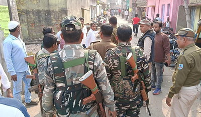 धनबाद निकाय चुनाव : वार्ड 43 के बूथ पर वोगस वोटिंग को लेकर हंगामा