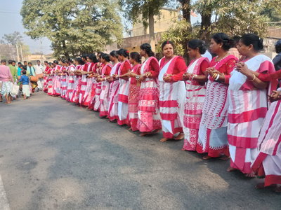 जादूगोड़ाः सीताडागा में सरहुल की धूम, मांदर की थाप पर थिरके ग्रामीण